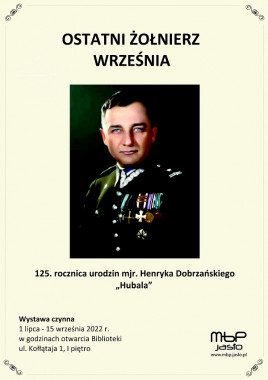 Afisz zapraszający na wystawę w Miejskiej Bibliotece Publicznej w Jaśle. Widoczny portet Henryka Dobrzańskiego Hubala w mundurze z odznaczeniami