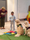 Cztery łapy, setki uśmiechów – dogoterapia w jasielskiej bibliotece - Zdjęcie nr 1